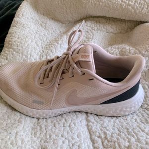 Nike size 8 cute running shoes